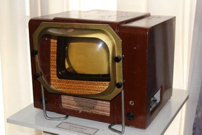1949 metais pasirodęs sovietų televizorius KVN-49