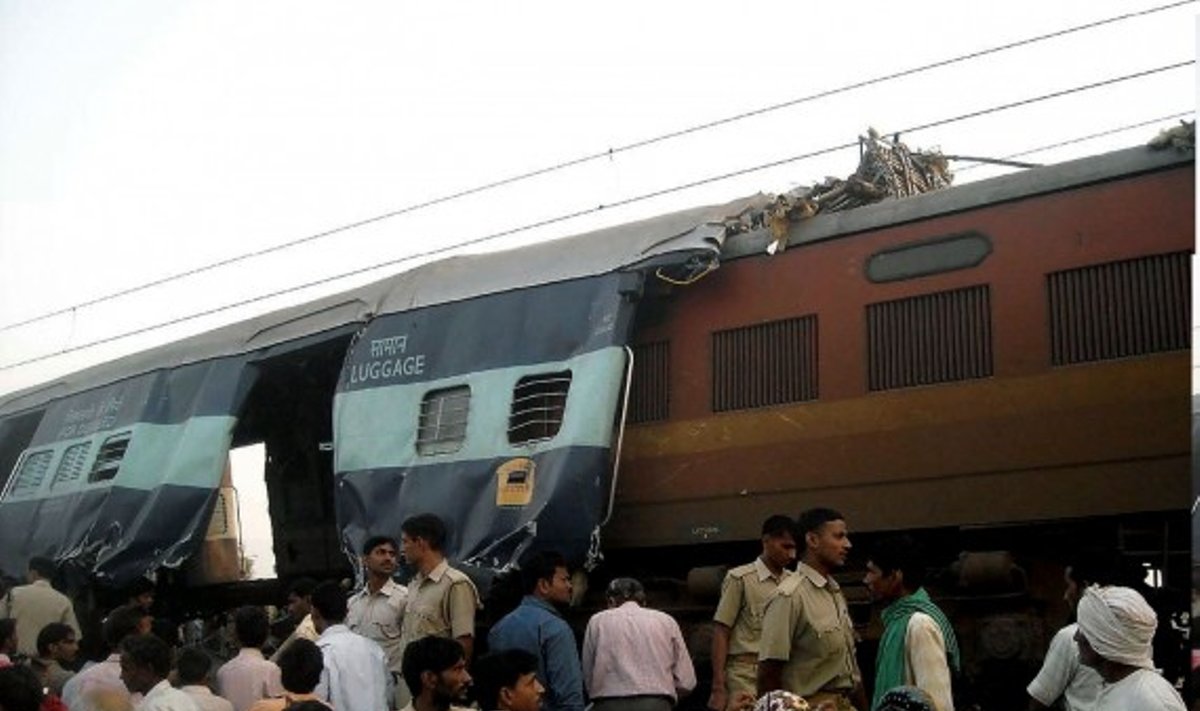 Indijoje susidūrė traukiniai