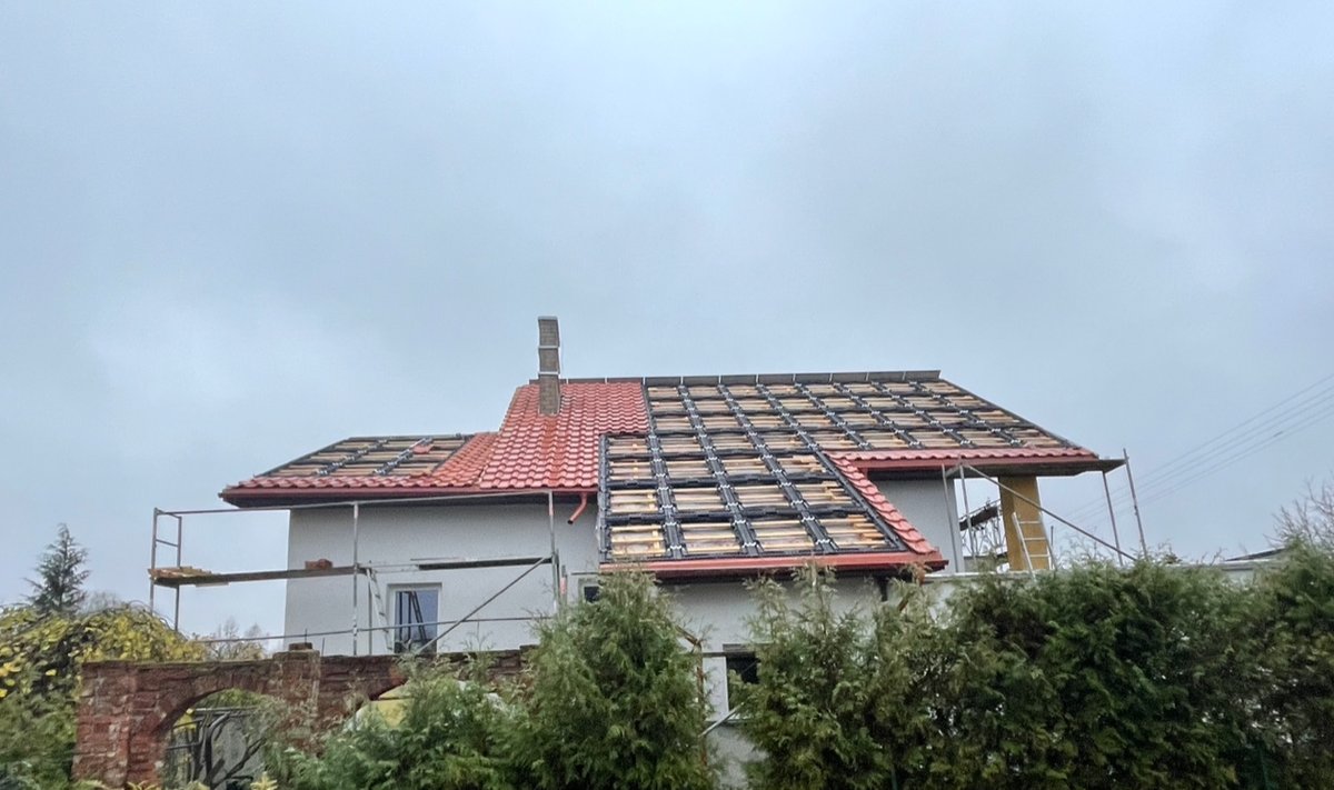Lietuviai namo stogą padarė iš saulės baterijų 