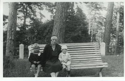 Pranė Grinkevičienė su vaikais Palangoje, 1929 m.