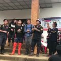 Tailando gelbėtojų džiaugsmas iš urvo ištraukus vaikus ir jų trenerį