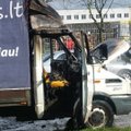 Nufilmuota: pamatę degantį automobilį, pareigūnai puolė į pagalbą