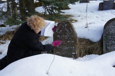 Ellen Cassedy prie prosenelio kapo senosiose Rokiškio žydų kapinėse