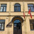 Moters išpuolis Panevėžyje: išdaužyti teismo rūmų langai