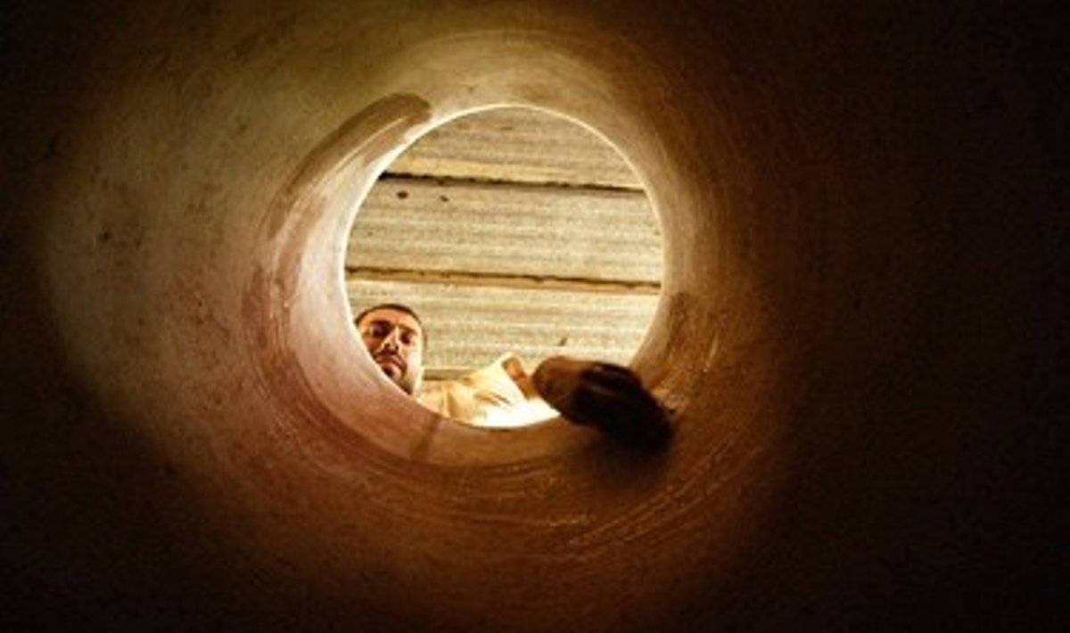 Irakietis glaisto vandeniui gabenti skirtos puodynės vidų.