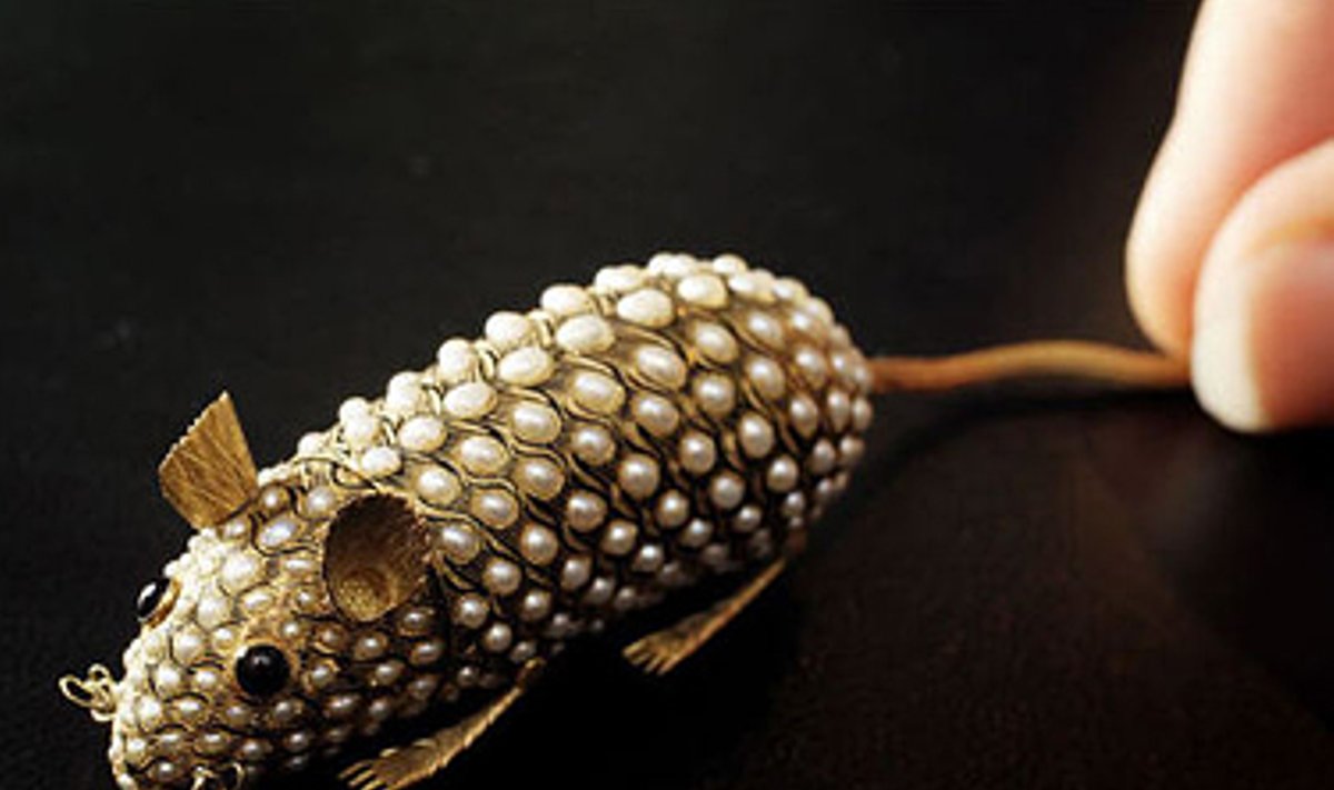 Ženevoje vykstančiame juvelyrikos aukcione eksponuojama auksu ir brangakmeniais dekoruota pelė-robotukas. 