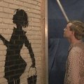 Aukcione bus parduodamas Banksy piešinys „Flower Girl“