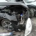 Iš šalutinio kelio išlėkęs „Peugeot“ sužalojo du žmones