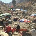 Bolivijoje piligrimai per ritualą skaldo akmenis, prašydami palaimos ir turto