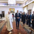Popiežius Vatikane priėmė JAV prezidentą su žmona