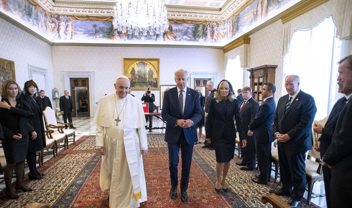 Popiežius surengė privačią audienciją JAV prezidentui Joe Bidenui ir jo žmonai