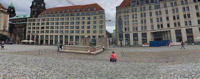 Drezdeno Altmarkto aikštėje buvęs atminimo užrašas. 2020 m. Google Maps. 
