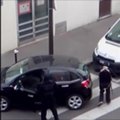 Nufilmuota: traukdamiesi broliai-žudikai apšaudo policijos automobilį