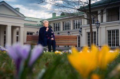 2017 04 05. Lietuvos Respublikos Prezidentė Dalia Grybauskaitė Prezidento rūmų sode