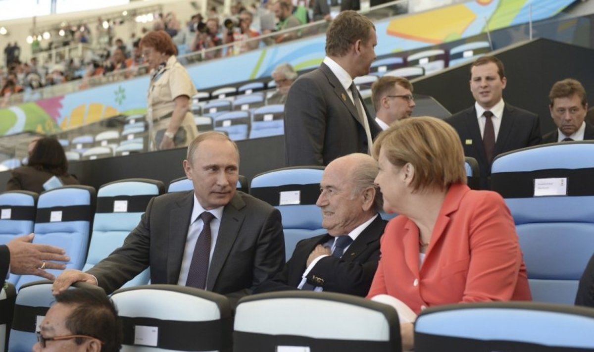 Vladimiras Putinas, Seppas Blatteris, Angela Merkel