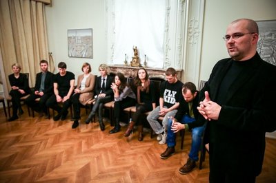 Po spektaklio „Lietaus žemė“ režisierius Aidas Giniotis ir aktoriai bendravo su žiūrovais / Mindaugo Mikulėno nuotr.