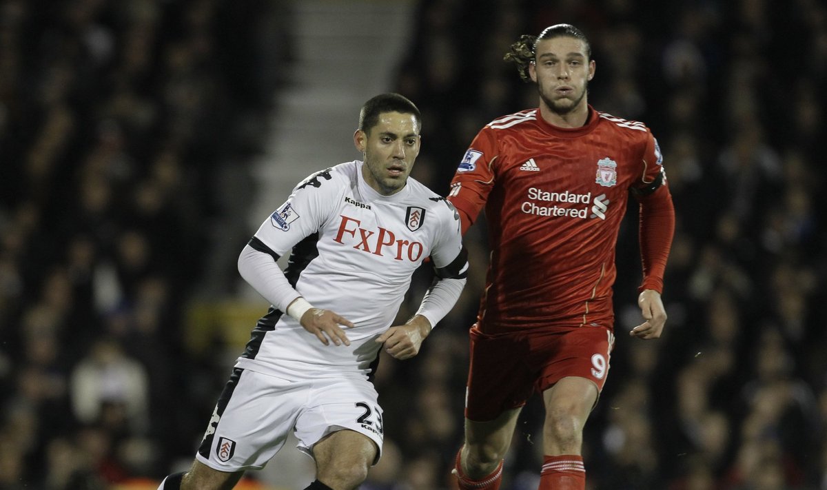 Clintas Dempsey ("Fulham", kairėje)  kovoja su Andy Carrollu ("Liverpool") 