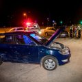 Vilniuje vairuotoja nepamatė atvažiuojančio automobilio: jos „Škoda“ nuo smūgio apvirto
