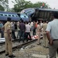 Šiaurės Indijos traukinys mirtinai sužalojo mažiausiai 50 žmonių