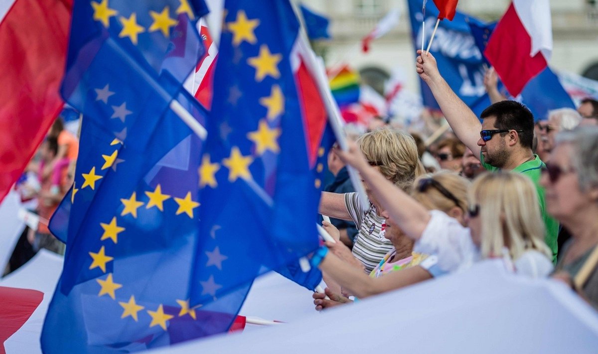 Lenkai protestuoja prieš Vyriausybę