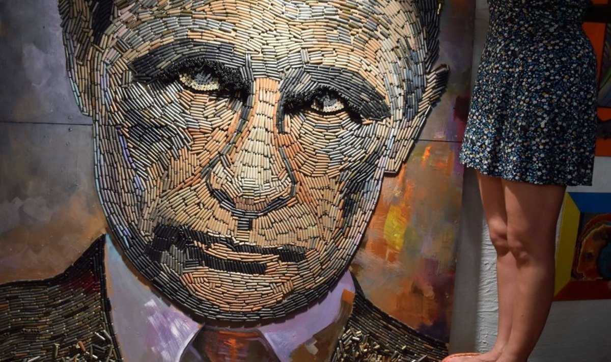 Ukrainos menininkė sukūrė V. Putino portretą iš šovinių tūtelių