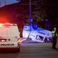 Naktį Kaune policininkai pateko į didelę avariją: susidūrė su kitu automobiliu ir apvirto ant stogo