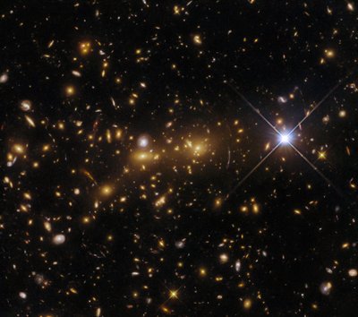 Kosminis teleskopas „Hubble“ įamžino naują stulbinantį masyvaus galaktikų spiečiaus, vadinamo eMACS J1353.7+4329, vaizdą. ESA/Hubble nuotr.