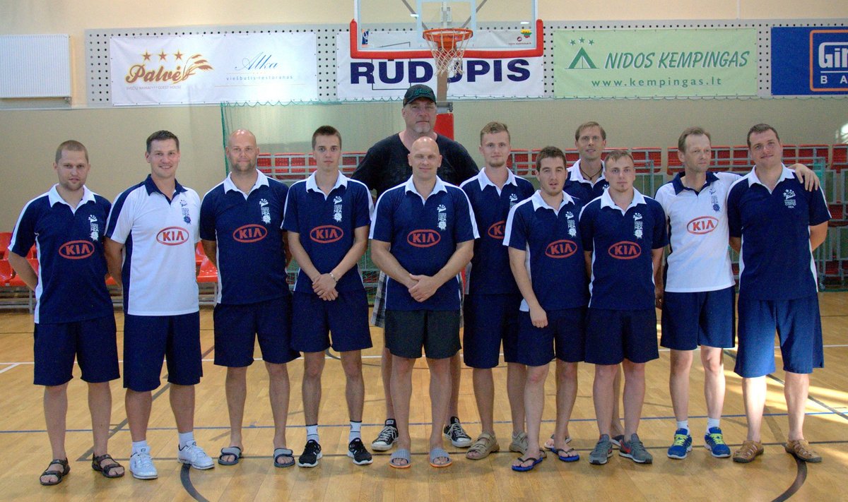 Arvydas Sabonis su stovyklos treneriais