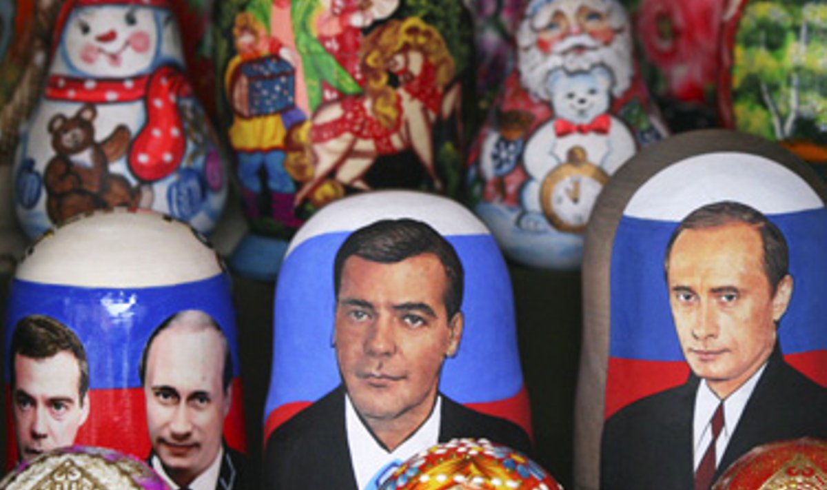 Dabartinio Rusijos prezidento Vladimiro Putino ir jo remiamo kandidato į šalies vadovo postą Dmitrijaus Medvedevo atvaizdai puikuojasi ant matrioškų. Sekmadienį Rusijoje vyks rinkimai į prezidento postą. 