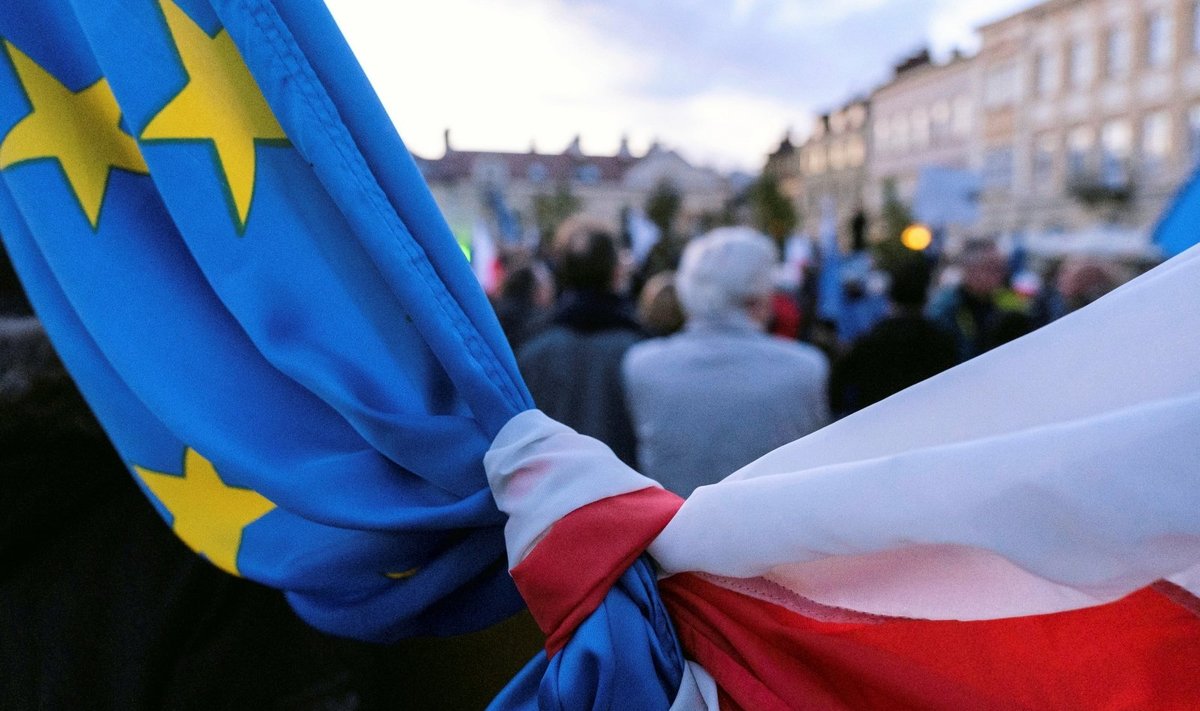 Europos Sąjungos ir Lenkijos vėliavos