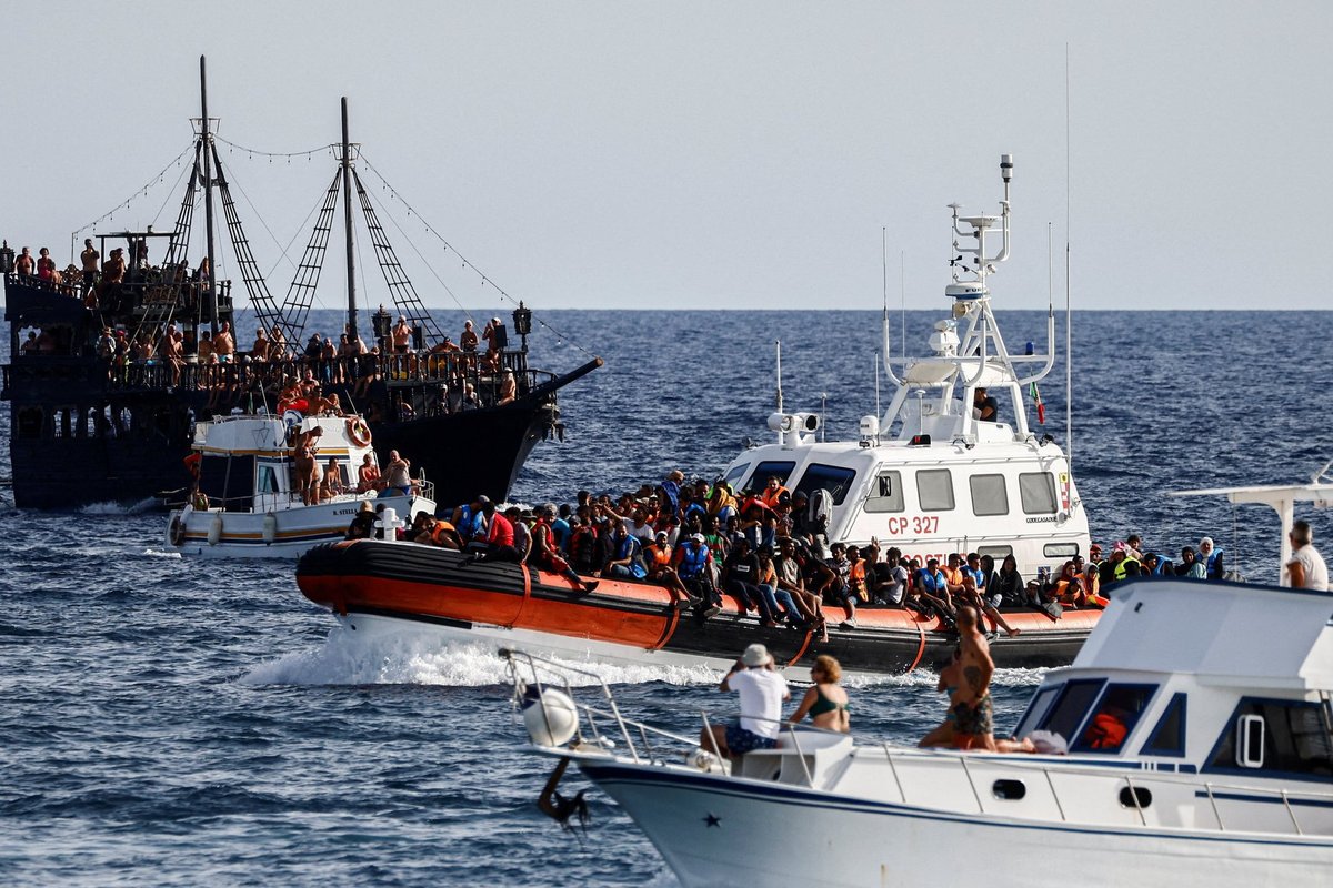 Più di 1.000 migranti sono arrivati ​​nella piccola isola italiana questo fine settimana