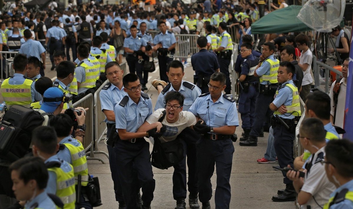 Policija suėmė šimtus demonstrantų