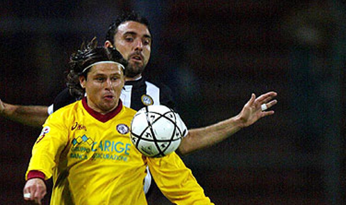 Tomas Danilevičius kovoja dėl kamuolio su "Udinese" žaidėju.