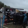 Baltarusijos pasienio stovykloje greta maisto išdavimo migrantams vietos atsidarė greitojo maisto vagonėlis