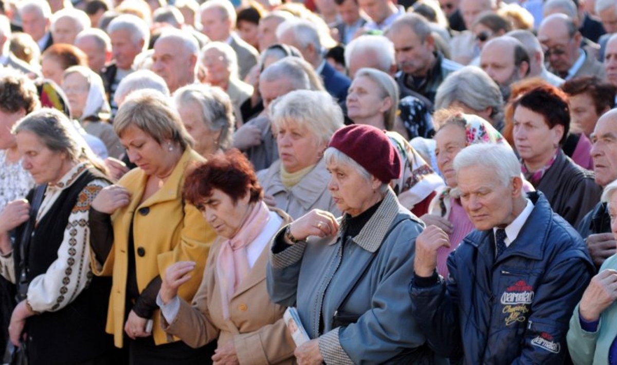Ukrainoje žmonės rinkosi į masinę maldą už skaidrius rinkimus 