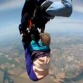 80 m. moteriškei šuolis parašiutu vos nesibaigė nelaime