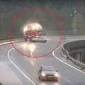 Užfiksavo tragišką vilkiko ir nedidelio „Opel“ avariją: po susidūrimo – skrydis nuo viaduko