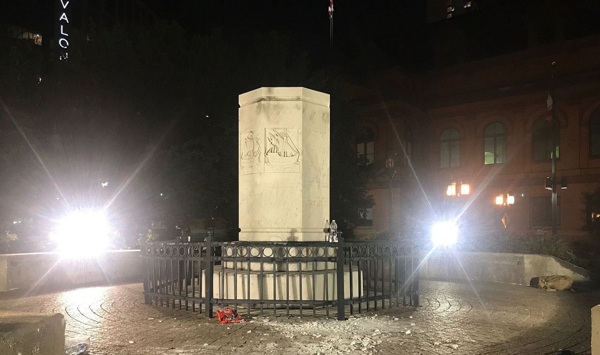 JAV nuverstas paminklas Kristupui Kolumbui