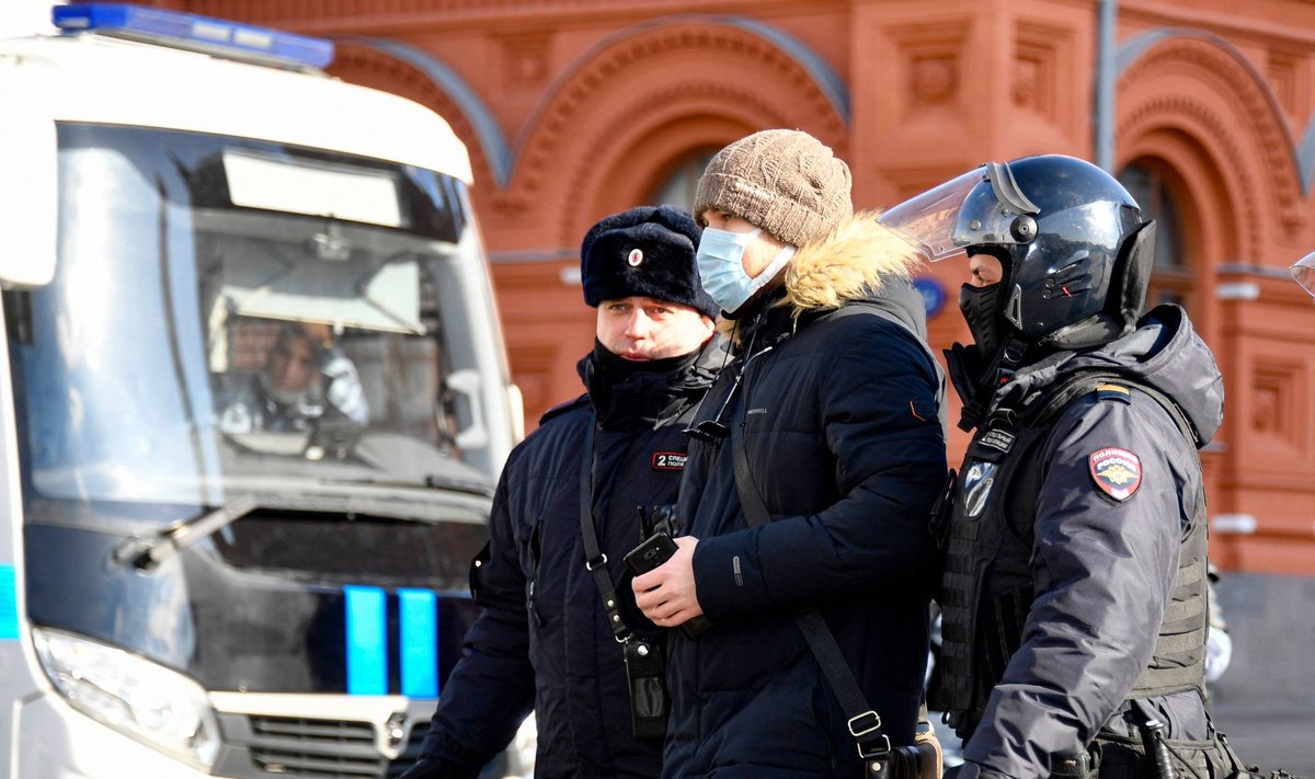 Rusijos OMON Maskvoje sulaiko protestuotojus