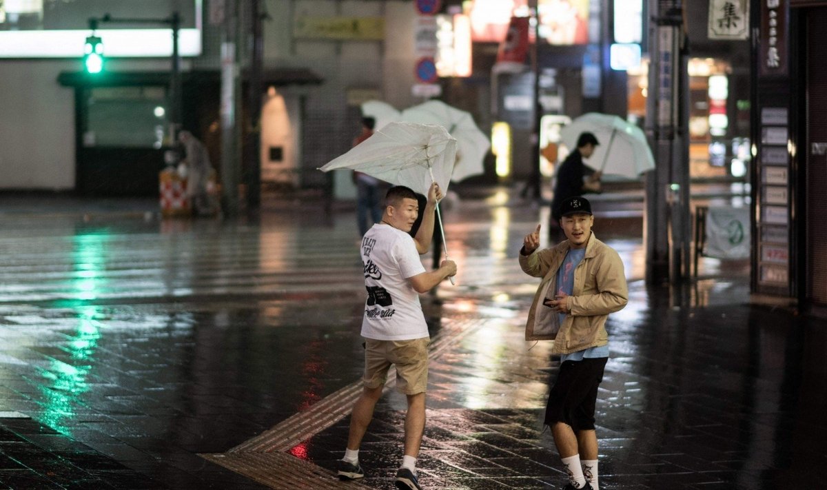 Japoniją talžant taifūnui žuvo du žmonės