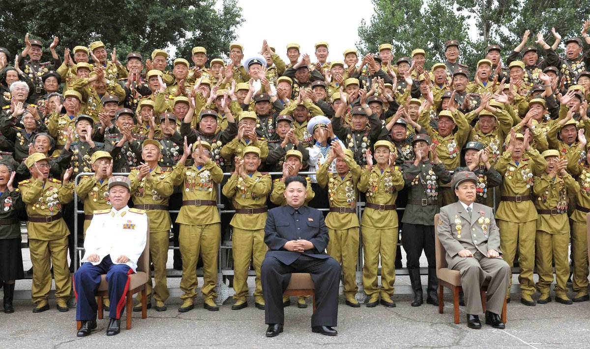 Kim Jong Unas (Kim Čen Unas) su karo veteranais