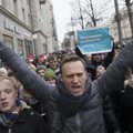 Навальный со второго раза смог вылететь за границу и решил подать в суд на судебных приставов