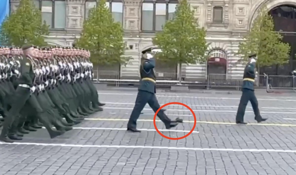 Karinio parado Maskvoje dalyvis pametė batą