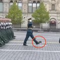 Kariniame parade Maskvoje žygiavusiam dalyviui nukrito batas (video)