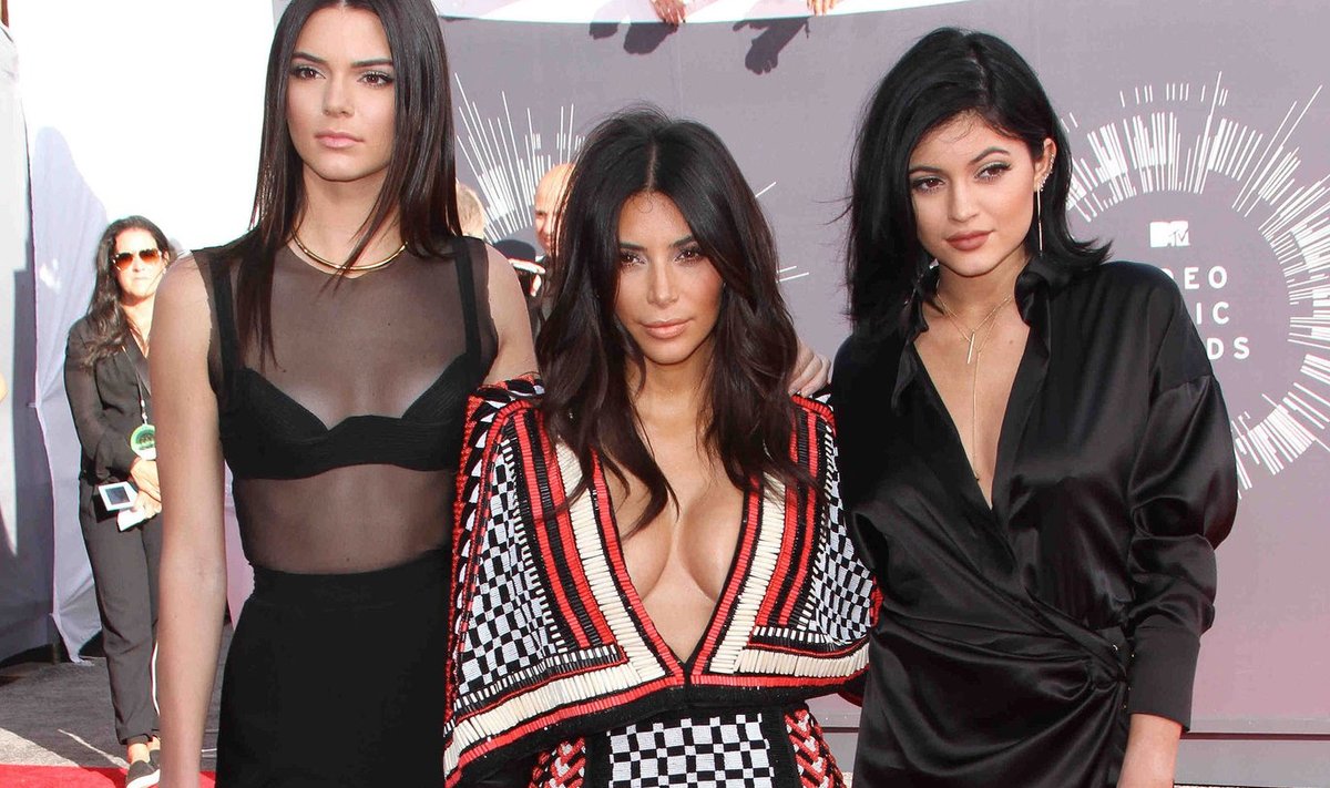 Kendall Jenner (kairėje), Kim Kardashian ir Kylie Jenner (dešinėje)