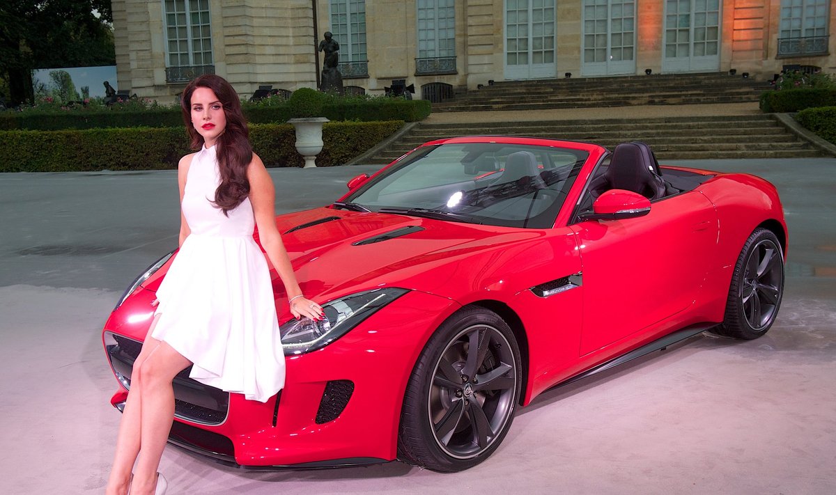 Lana Del Rey prie Jaguar F-Type 