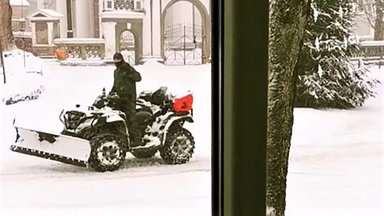 Plungės rajone – neįprastas sniego valymo būdas: gyventojus nustebino šaligatviu riedantis keturratis