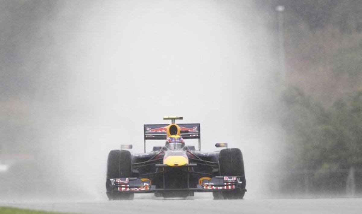 Markas Webberis vairuoja "Red Bull" bolidą