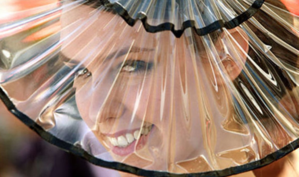 Octavia Miller Melburne vykstančiose žirgų lenktynėse žaviai šypsosi pro skrybėlaitės kraštą. 