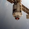 Pirmąjį filmą kosmose filmavusi Rusijos įgula grįžo į Žemę